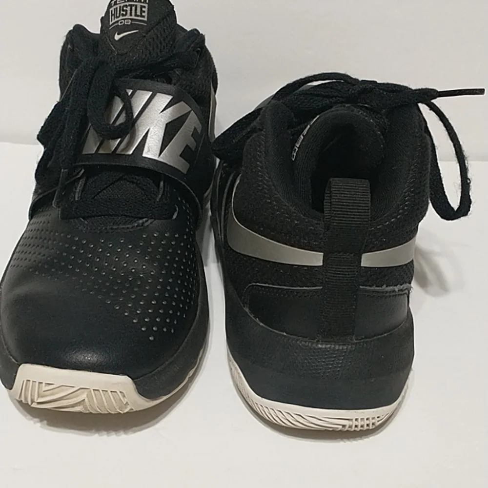 Nike Team Hustle D8 /Youth Basketball Shoes /Sneakers Black 881941-001